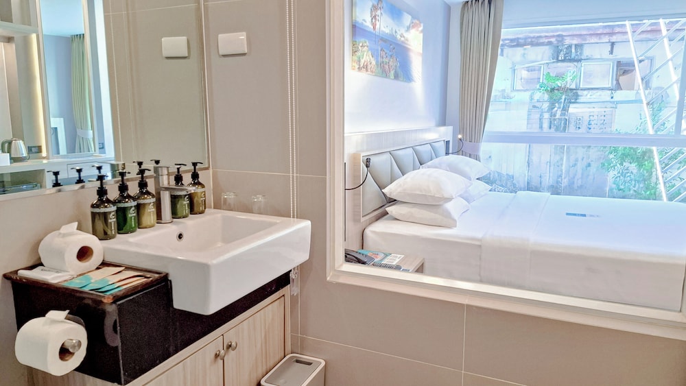 Bathroom amenities