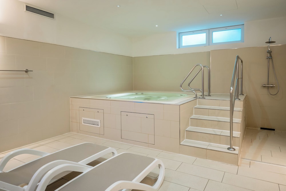 Indoor spa tub