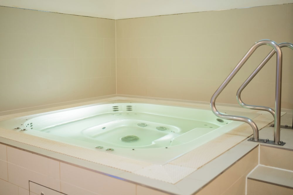 Indoor spa tub