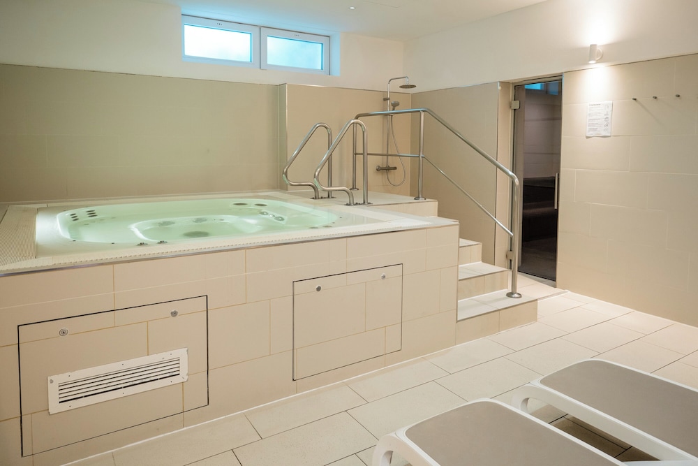 Indoor spa tub