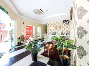 thumbnail: Lobby sitting area