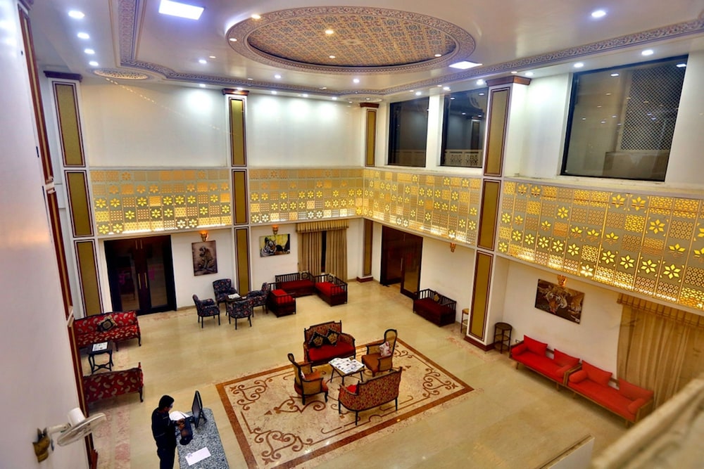 Lobby lounge