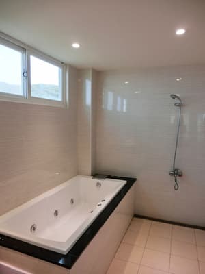 thumbnail: Jetted tub