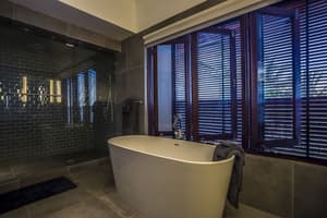 thumbnail: Deep soaking bathtub
