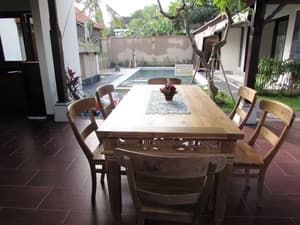 thumbnail: Family dining