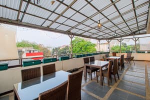 thumbnail: Outdoor dining