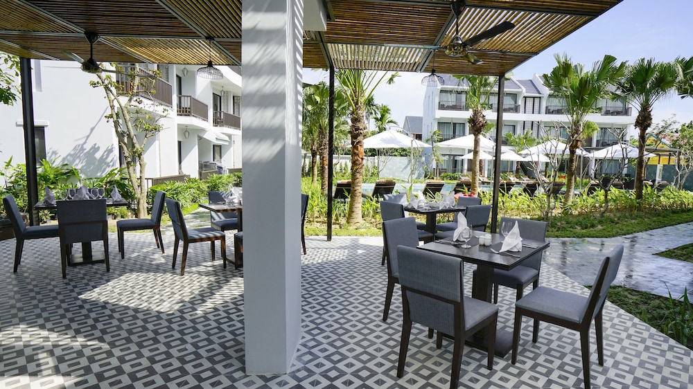 Swim-up bar
