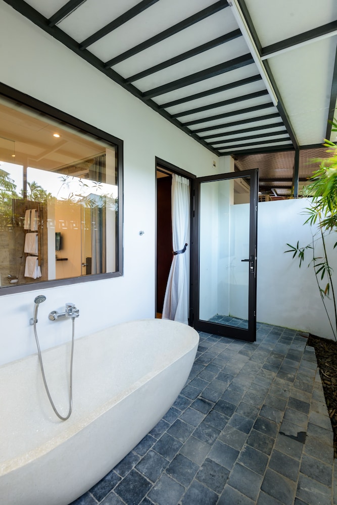 Deep soaking bathtub