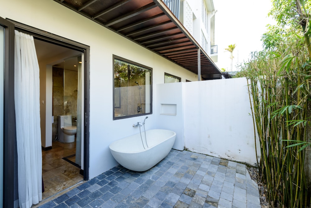 Deep soaking bathtub