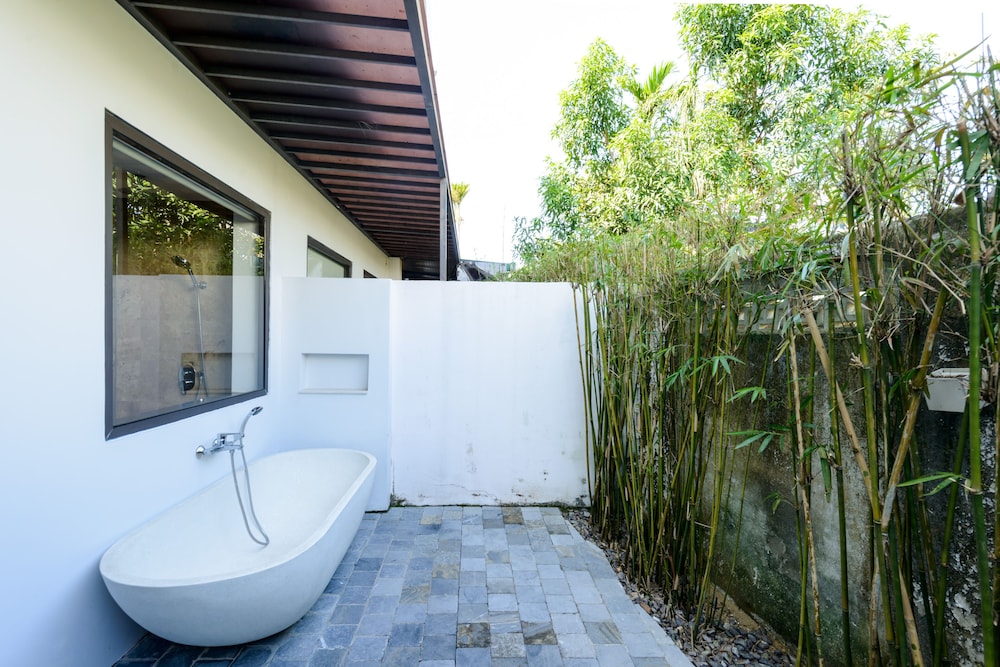 Deep soaking bathtub