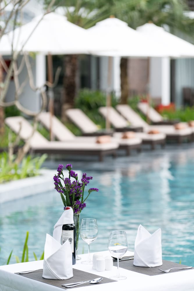 Poolside bar