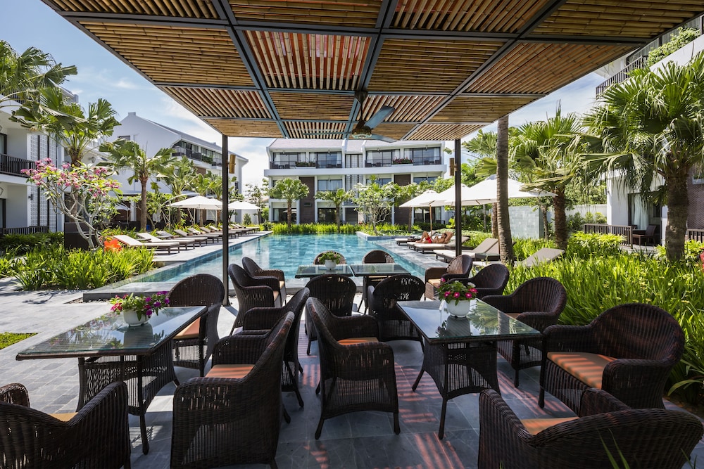 Poolside bar