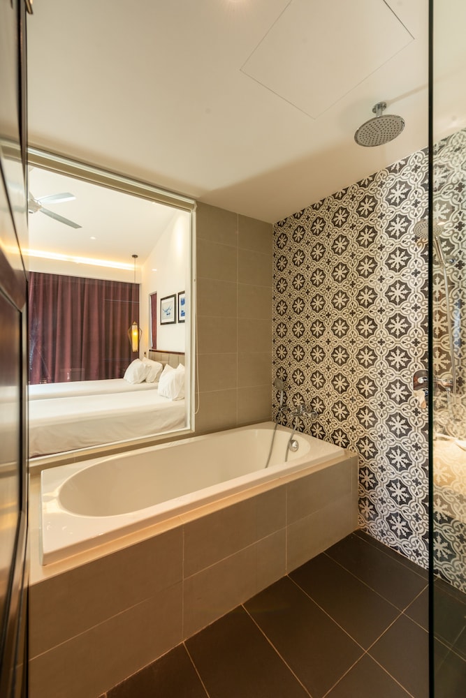 Deep soaking bathtub