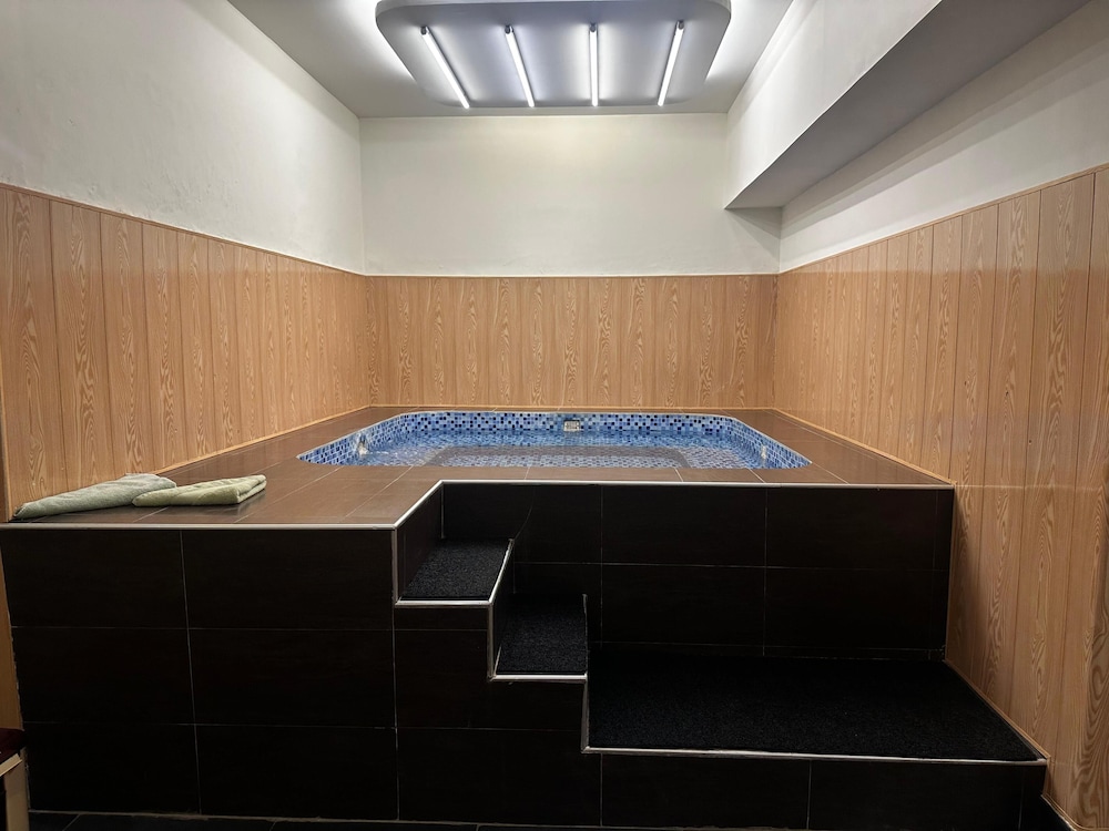 Swimming pool-spa