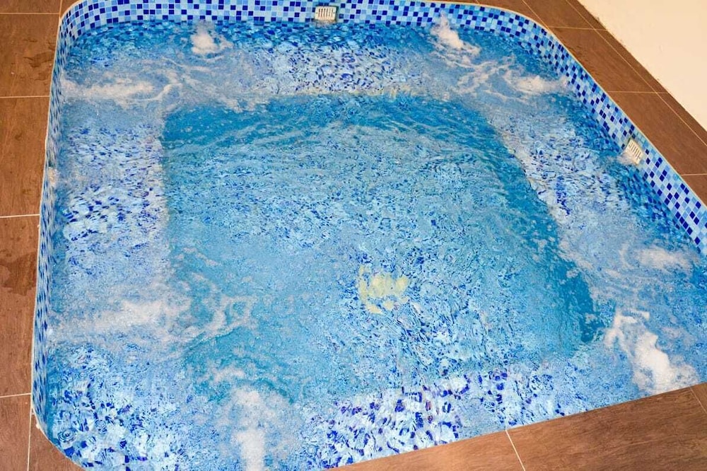 Swimming pool-spa
