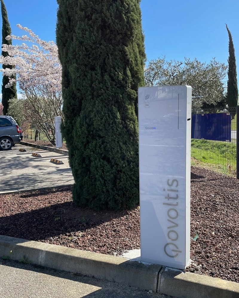 Electric vehicle charging station