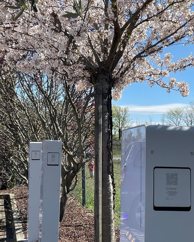 Electric vehicle charging station
