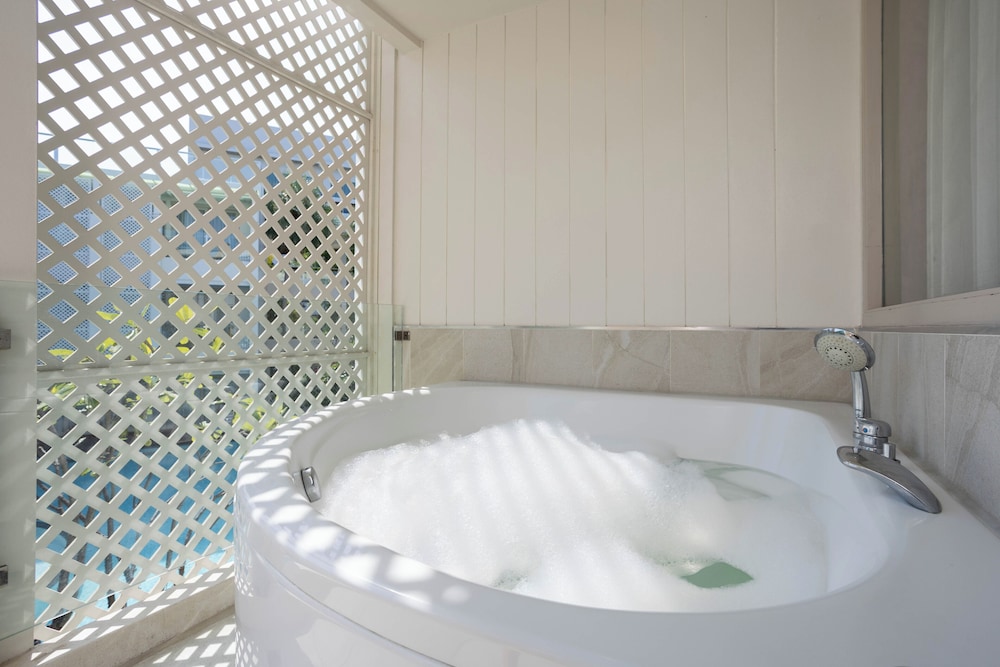 Deep soaking bathtub