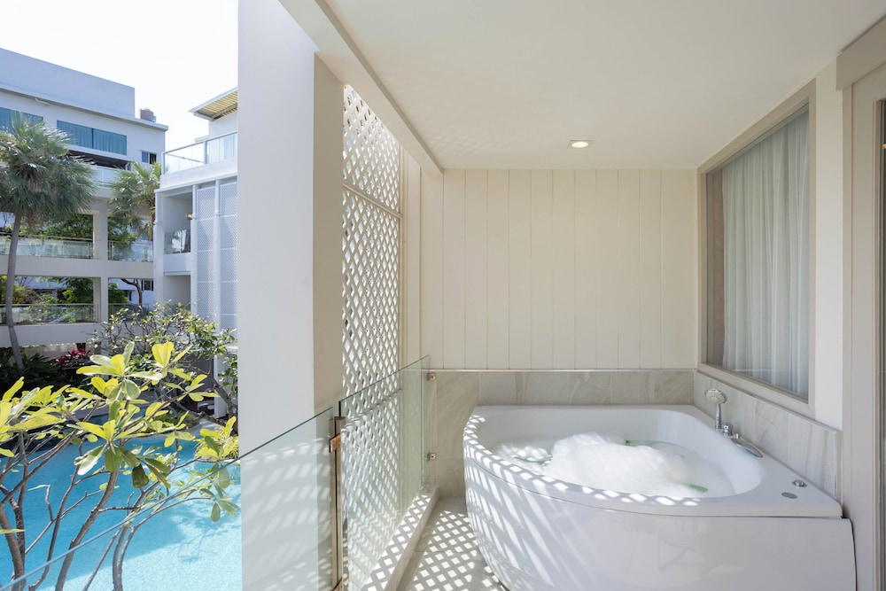 Deep soaking bathtub