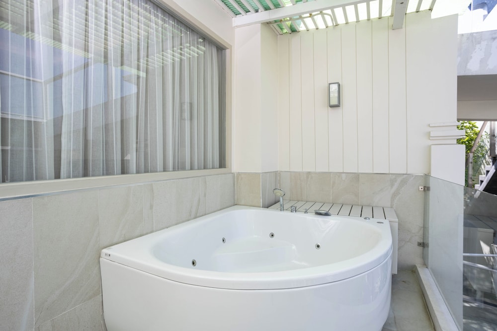 Deep soaking bathtub