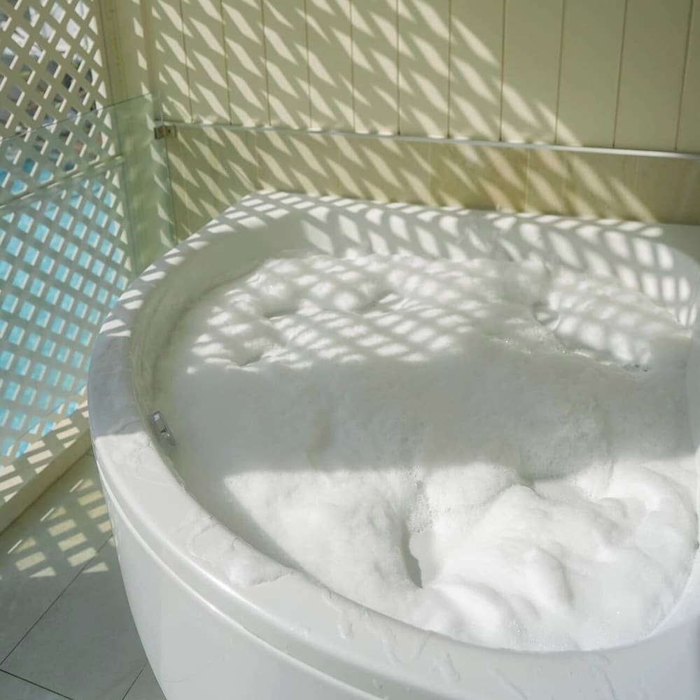 Deep soaking bathtub