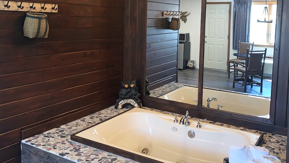 Deep soaking bathtub