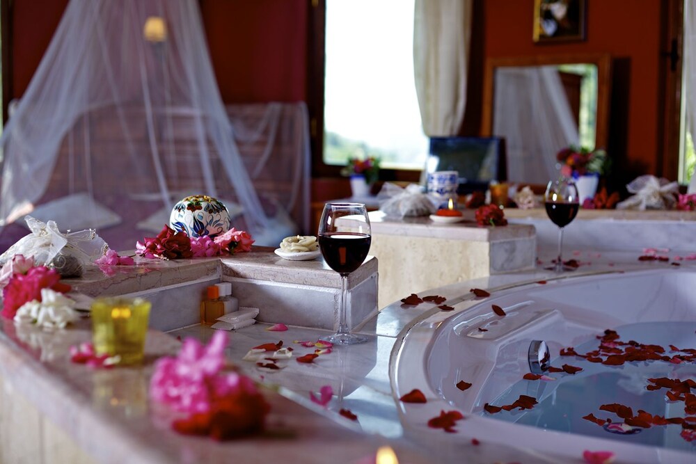 Deep soaking bathtub