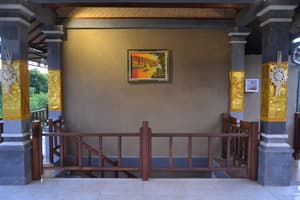 thumbnail: Interior entrance