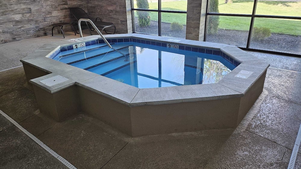 Indoor spa tub