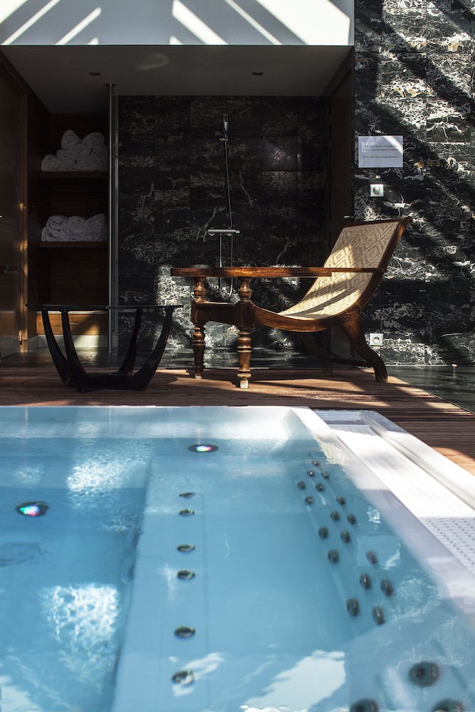 Indoor spa tub