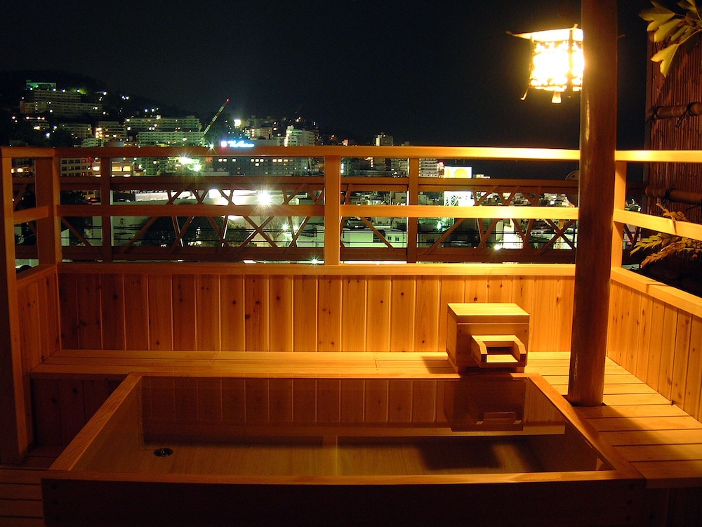 Deep soaking bathtub