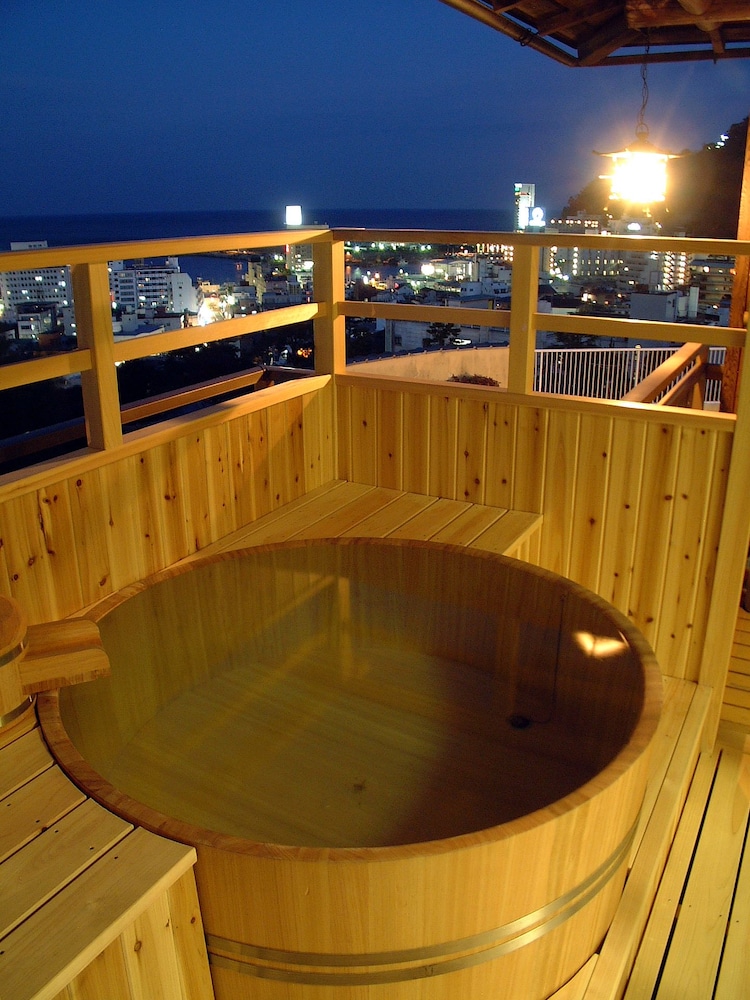 Deep soaking bathtub