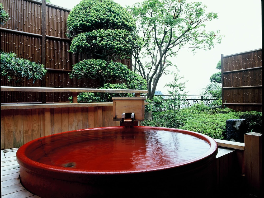 Deep soaking bathtub