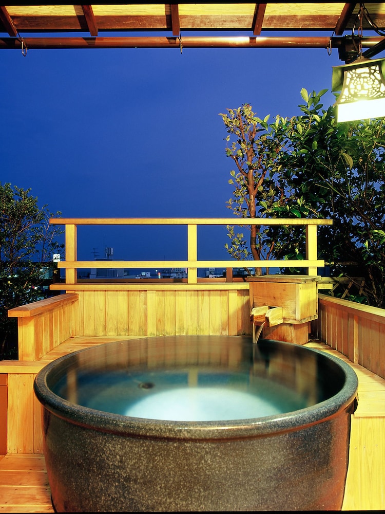 Deep soaking bathtub
