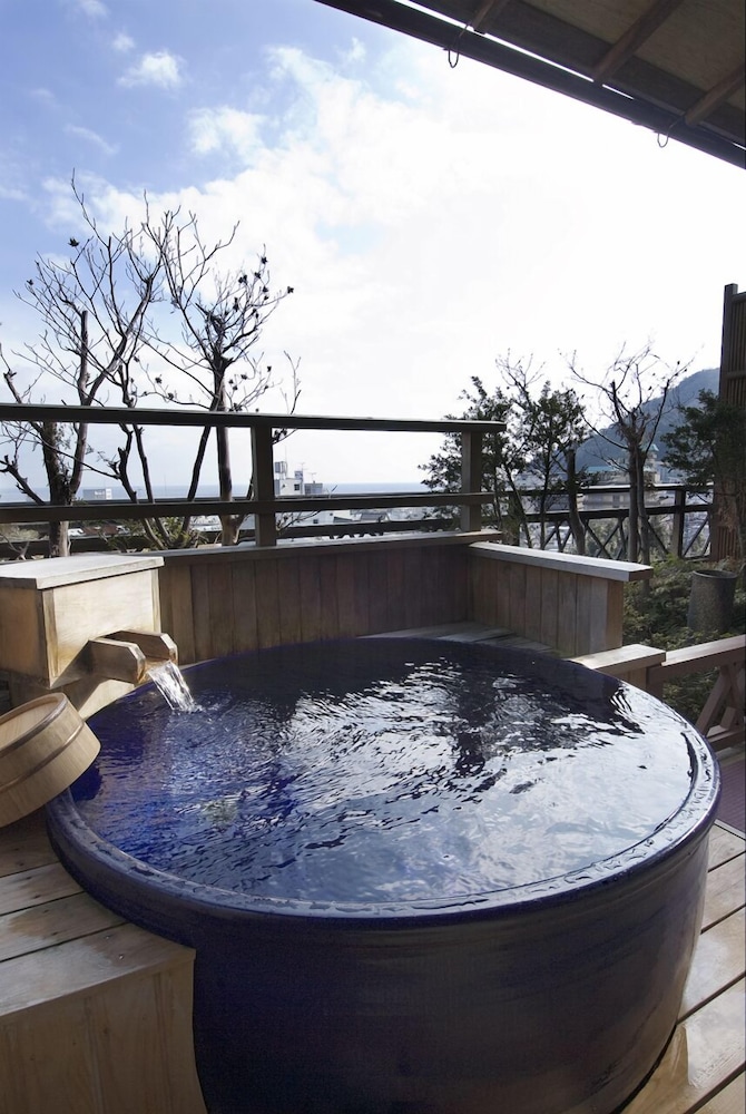 Deep soaking bathtub