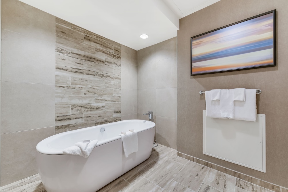 Deep soaking bathtub