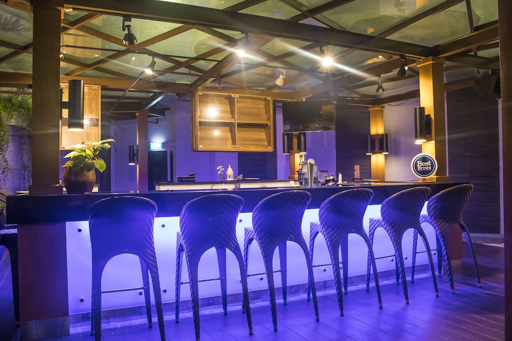 Poolside bar