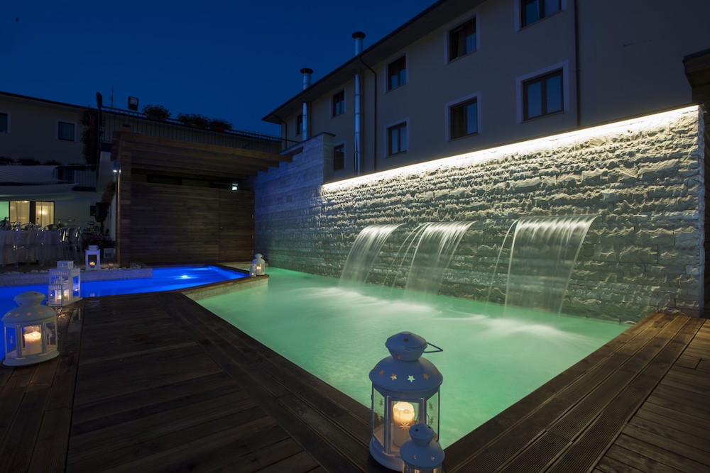 Pool waterfall