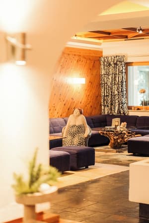 thumbnail: Lobby lounge