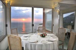 thumbnail: Outdoor dining