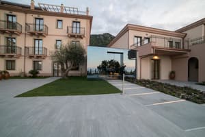 thumbnail: Front of property