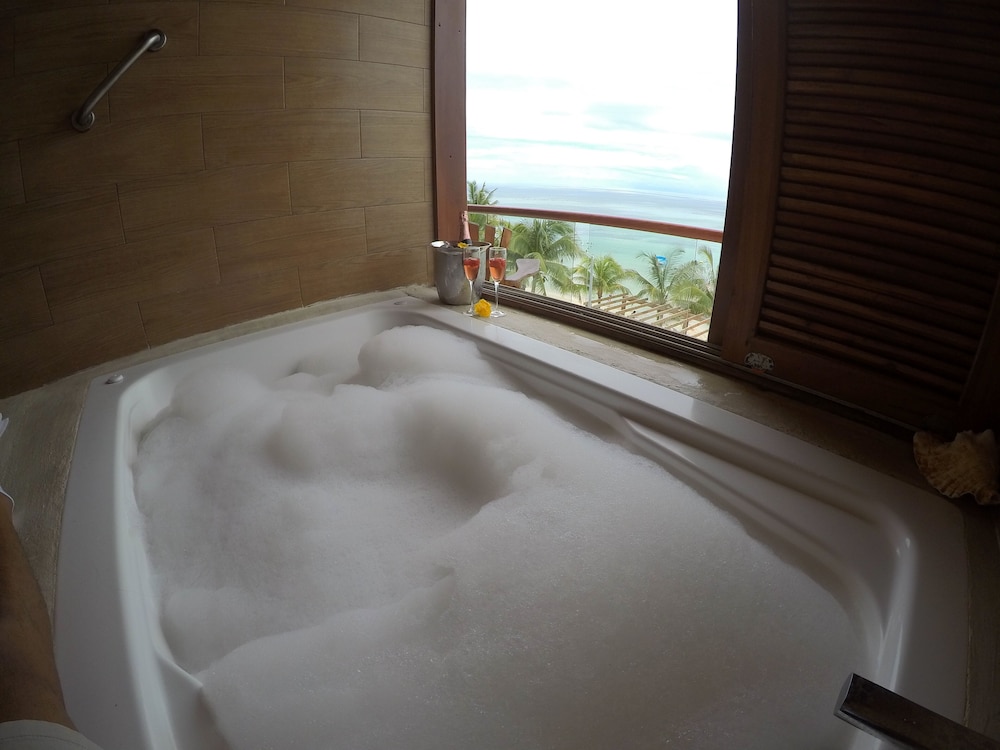 Deep soaking bathtub
