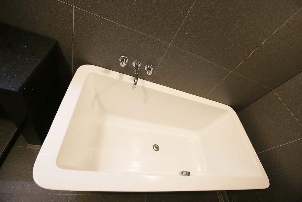 Deep soaking bathtub