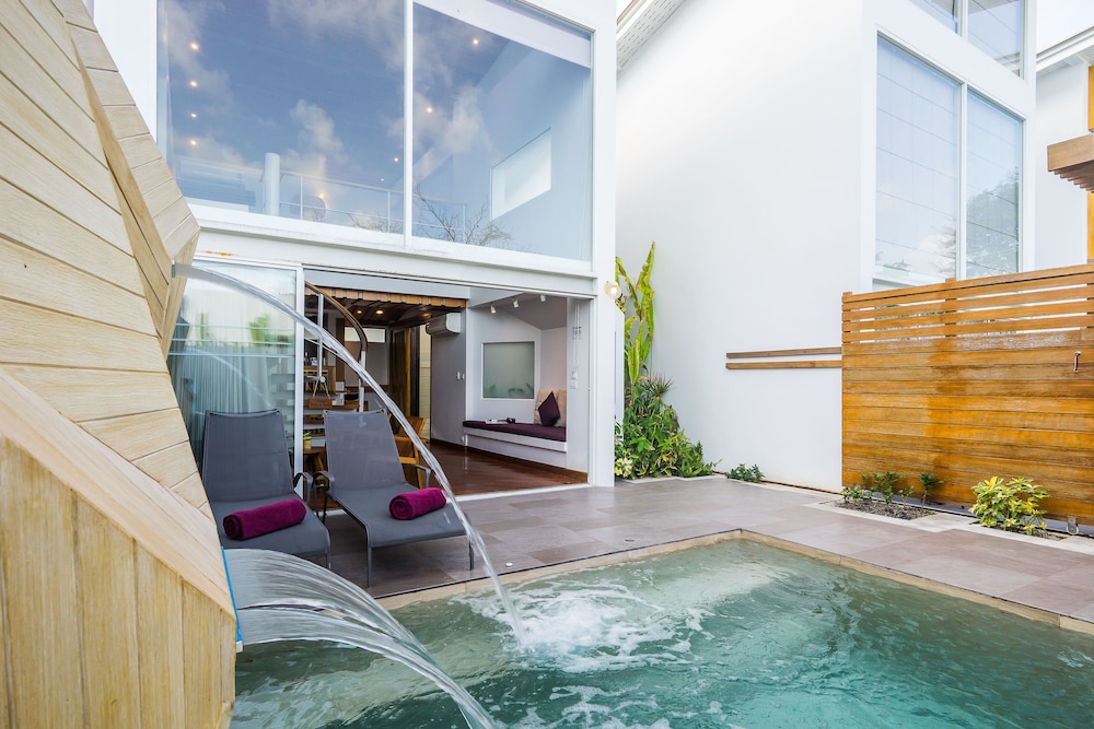 Pool waterfall