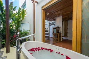 thumbnail: Deep soaking bathtub