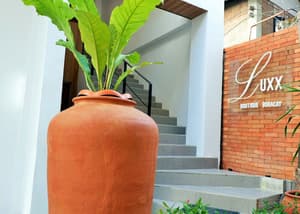 thumbnail: Exterior detail