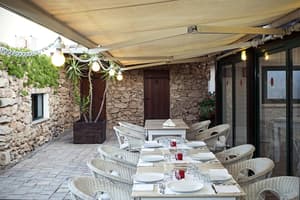 thumbnail: Outdoor dining