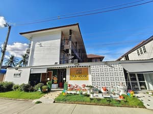 thumbnail: Front of property