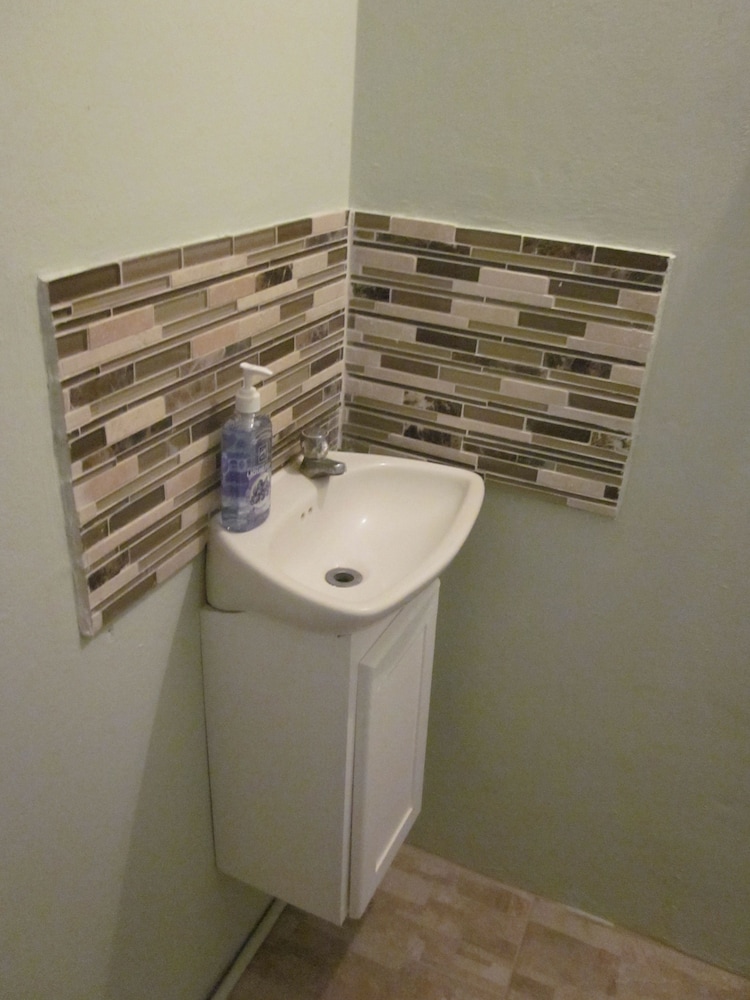 Bathroom sink