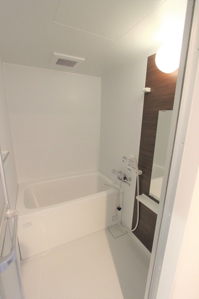 Deep soaking bathtub